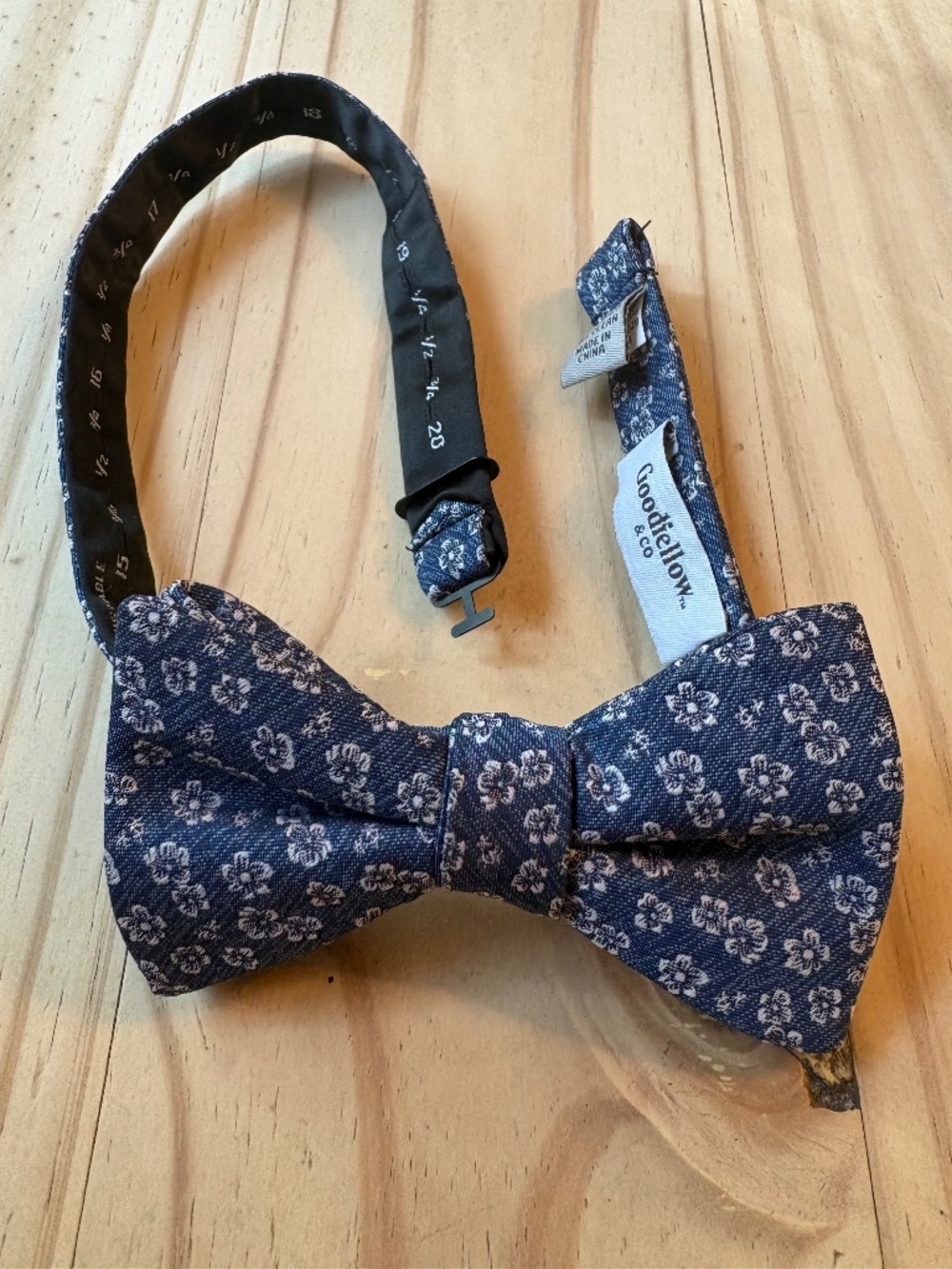Goodfellow & Co Men's Pre-Tied Floral Bow Tie - Navy Blue / White